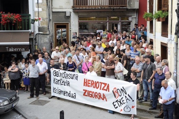 Concentración celebrada en Ondarroa oara demandar la libertad de Ibon Iparragirre. (Jon URBE / ARGAZKI PRESS)
