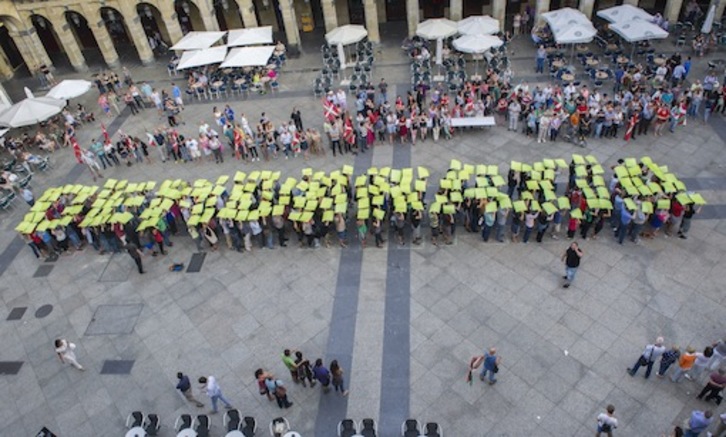 En Donostia, el mosaico de EH Bildu ha compuesto la palabra Demokrazia. (Gorka RUBIO / ARGAZKI PRESS)