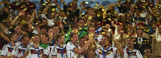 La selección alemana, con la copa del Mundial. (Fabrice COFFRINI/AFP)