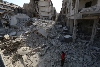 Un hombre contempla la destrucción en un barrio de la ciudad de Aleppo, en Siria. (Zein AL-RIFAI / AFP) 
