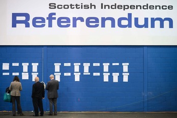 Eskualdeka erreferendumaren emaitzak irakurtzen Edinburgon. (Leon NEAL/AFP)