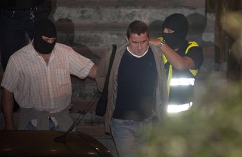 Policías se llevan a Arnaldo Otegi tras ser detenido en la sede de LAB el 13 de octubre de 2009. (Andoni CANELLADA/ARGAZKI PRESS)