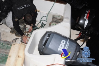 Un agente extrae paquetes de cocaína de la embarcación interceptada. (policia.es)