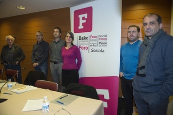 Los organizadores del III Foro Social, durante la presentación ante la prensa. (Monika DEL VALLE/ARGAZKI PRESS)