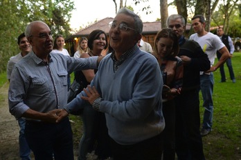 Álvaro Uribe, celbrando la victoria del ‘no’ en el referéndum sobre la paz. (Raúl ARBOLEDA / AFP)