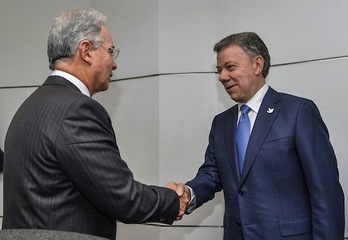 Santos recibe a Uribe a su llegada a la Casa de Nariño. (César CARRIÓN/AFP)