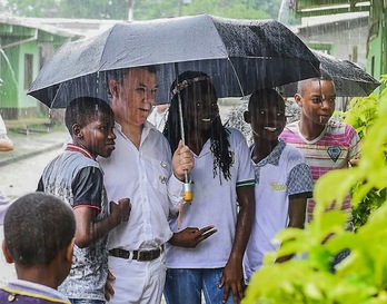 Juan Manuel Santos se fotografía con varios jóvenes en Bojayá. (AFP)