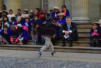 Santos, rodeado de un grupo de niños indígenas Misak, llegados a Bogotá para apoyar el proceso de paz. (AFP)