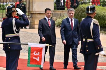 Santos y Peña Nieto pasan revista durante la visita del presidente mexicano a Colombia. (Guillermo LEGARIA / AFP)