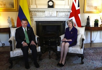 El presidente colombiano, Juan Manuel Santos, durante su reunión con Theresa May, la primera ministra británica. (Kirsty WIGGLESWORTH/AFP)