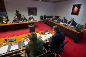 El Foro Social Permanente ha presentado sus propuestas de desarme en el Parlamento de Nafarroa. (Iñigo URIZ/ARGAZKI PRESS)
