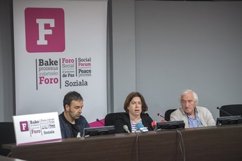 Sabin Ibazeta, Aitzpea Leizaola y Juanjo Espina han presentado la nueva jornada del Foro Social. (Gorka RUBIO/ARGAZKI PRESS)