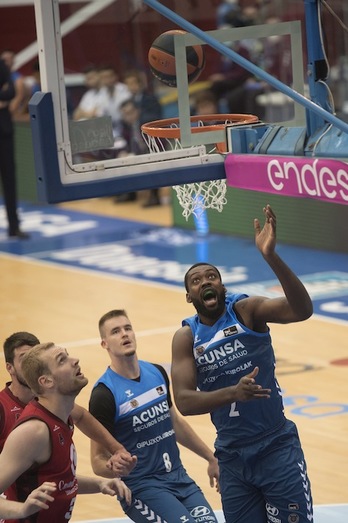 Tras sumar ante Zaragoza su único triunfo, Gipuzkoa Basket aspira a sumar la segunda ante Fuenlabrada. (Juan Carlos RUIZ / FOKU)