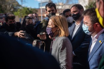 Carme Forcadell a la salida de prisión, acompañada de Aragonès y Junqueras. (@perearagones)