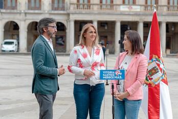 Iñaki Oyarzábal, Ainhoa Domaica y Leticia Comerón este viernes en Gasteiz. (PP)