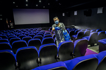 Desinfección de una sala de cine de Donostia. (Gorka RUBIO/FOKU)