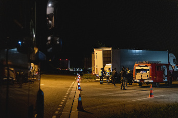 Control nocturno a cargo de cuerpos policiales franco-españoles, el jueves, en un área de la autopista A63. (Guillaume FAUVEAU)