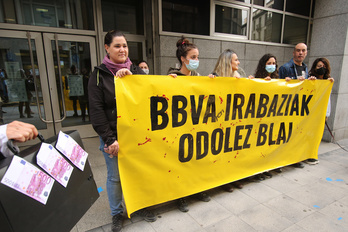 La protesta ha tenido lugar ante la sede del BBVA. (Oskar MATXIN / FOKU)