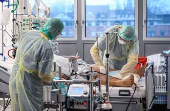 El personal médico asiste a un paciente infectado por coronavirus en el hospital universitario de Bochum, Alemania.
