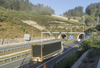 Un camión se dispone a entrar en el túnel de Deskarga. 