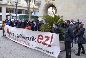 Protesta de la mayoría sindical vasca ante la patronal alavesa, en Gasteiz.