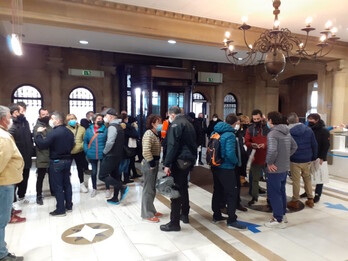 Trabajadores del Ayuntamiento de Donostia en el hall, sin poder acceder al Salón de Plenos.