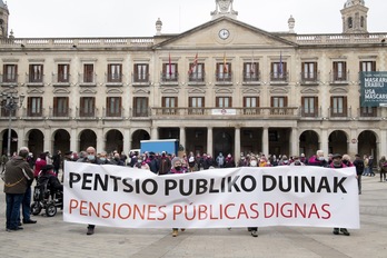 Una concentración de pensionistas ante el ayuntamiento de Gasteiz.