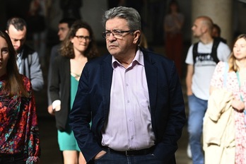 El líder de La Francia Insumisa (LFI), Jean-Luc Mélenchon, durante una visita de grupo a una exposición en Paris el jueves 28 de abril.