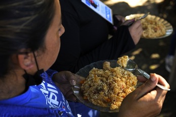 Gente comiendo un guiso en el comedor social ‘El Lucero’ en Belén de Escobar, provincia de Buenos Aires, el 21 de abril de 2022.