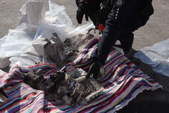 Un oficial de policía ucraniano inspecciona restos de misiles rusos en un ataque anterior en Odesa.