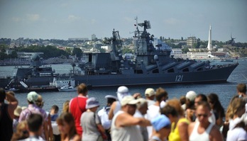 Foto de archivo del crucero portamisiles Moskva en la base naval de Sebastopol, en Crimea. El buque resultó hundido el pasado 13 de abril.