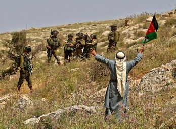 Un palestino reta a soldados israelíes en Naplusa, Cisjordania ocupada.