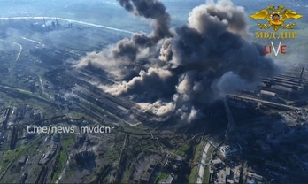 Captura de imagen de un video publicado el miércoles, 4 de mayo, por el Ministerio del Interior de la República Popular de Donetsk que muestra columnas de humo saliendo de la planta siderúrgica de Azovstal en Mariupol.