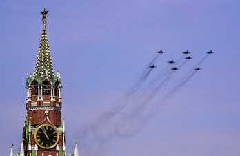 Aviones de combate formando la letra ‘Z’, en apoyo de la acción militar rusa en Ucrania, sobrevuelan este sábado la Plaza Roja durante el ensayo general del desfile del Día de la Victoria.
