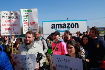 Protesta ante unas instalaciones de Amazon en favor de la sindicalización.