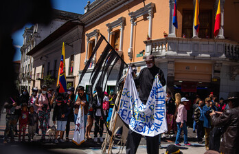 Manifestantes ecuatorianos participan en una protesta por el Primero de Mayo.