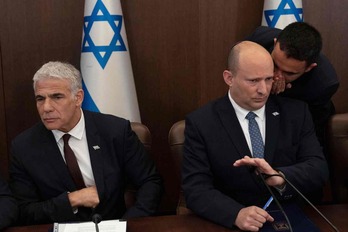 El ministro de Exteriores, Yair Lapid, junto al primer ministro, Naftali Bennett.