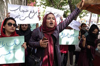 Una decena de mujeres protesta en Kabul contra el uso obligatorio del burka. 
