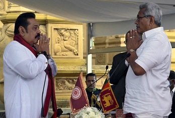 Mahinda Rajapaksa lehen ministroa eta bere anai txikia Gotabaya presidentea.