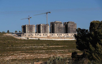Grúas en una colonia israelí en construcción.