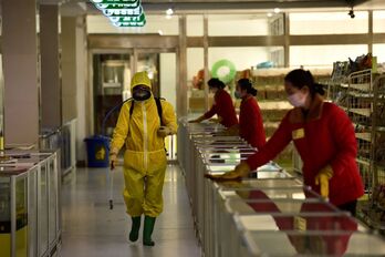 Empleadas desinfectan y limpian las superficies en los Grandes Almacenes Infantiles de Pyongyang.KIMWon-Jin|AFP