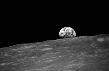 La Tierra, vista desde el horizonte lunar en la famosa foto del Apolo 8.