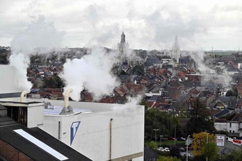 Chimeneas echando humo en una empresa de Bélgica.