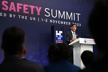 El primer ministro británico, Rishi Sunak, expone las conclusiones de la cumbre de Bletchley Park. 