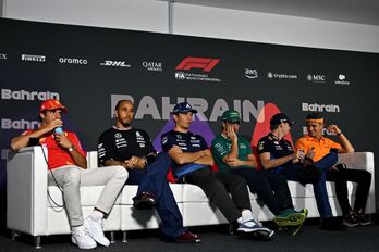 Sainz, Hamilton, Albon, Alonso, Verstappen y Norris, en una comparecencia en Bahrain.