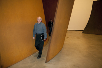 Richard Serra, junto a su obra, durante una visita al museo Guggenheim de Bilbo en octubre de 2010.