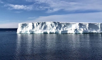 Frente de hielo costero en la Antártida.