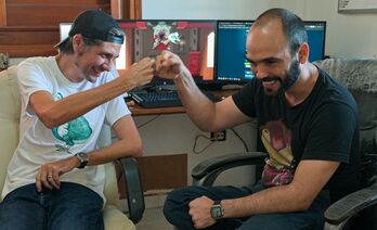 Josuhe Pagliery y David Darias celebran el lanzamiento de su videojuego.