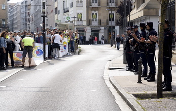 Ertzainas de uniforme aplauden a los agentes de ‘Ertzainas en Lucha’ que se concentraron ante el Parlamento de Gasteiz
