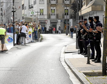A la izquierda, ertzainas de uniforme aplauden a los agentes de "Ertzainas en Lucha" que se concentraron ante el Parlamento de Gasteiz. Arriba, el consejero de Interior, Josu Erkoreka.